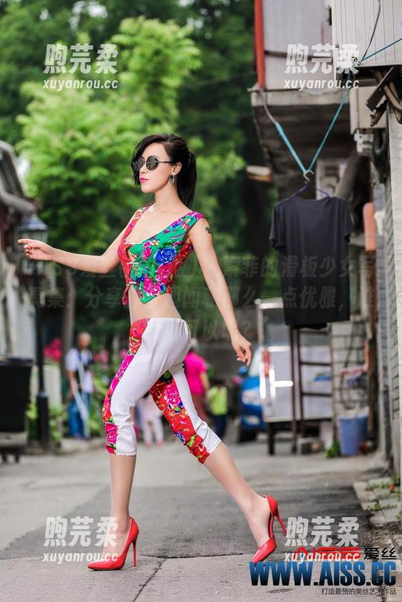 AISS爱丝(黄金版) - 索菲的滑板少女写真集：分享摔跤趣闻和那么一点优雅，谁说不可以呢？