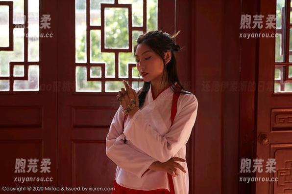 MiiTao蜜桃社 - 是我太久没见这样的壁纸，还是伊素妍的日常无可救药地好看？
