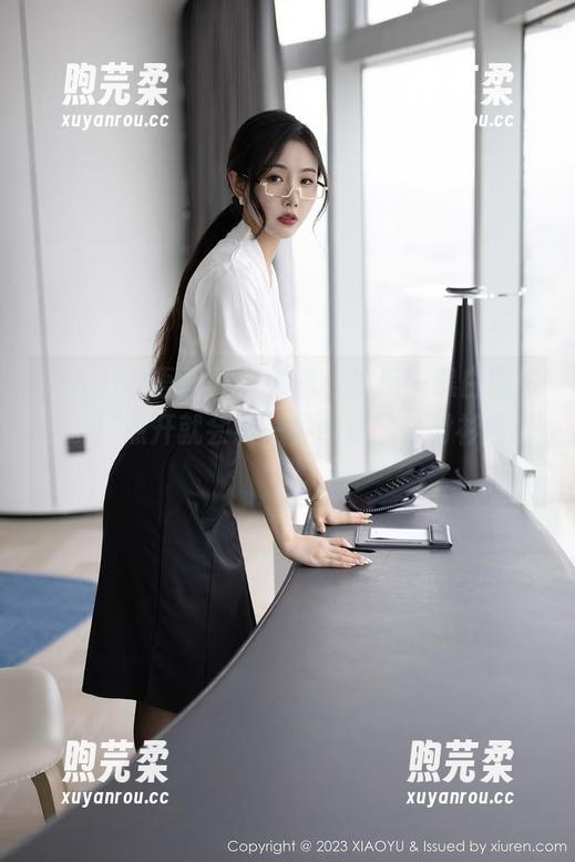 XIAOYU语画界-林乐一 XIAOYU语画界 - 好吧,林乐一黑白图包来了!点开就会被一种奇怪的白衬衫吸引到