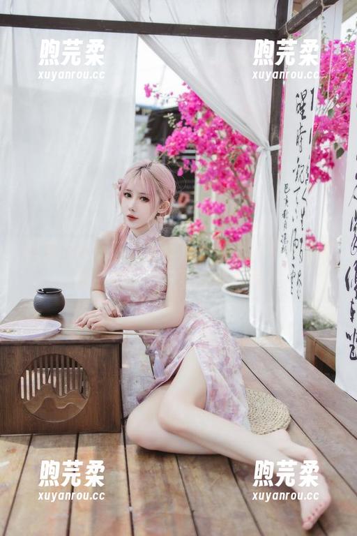 月亮的光辉下，仙女月的粉色内衣写真照耀一切——只要你敢想象！