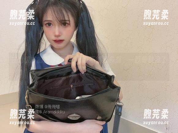 在倦倦喵的图片里，剧情容不得我多想，一眨眼就没了线索。