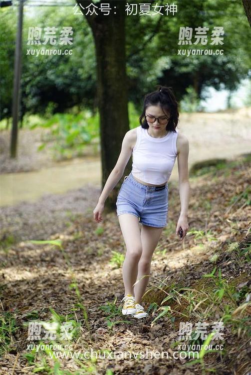 初夏女神-安妮 初夏女神 - 安妮的卫衣造型,图库带来小熊的甜蜜陷阱