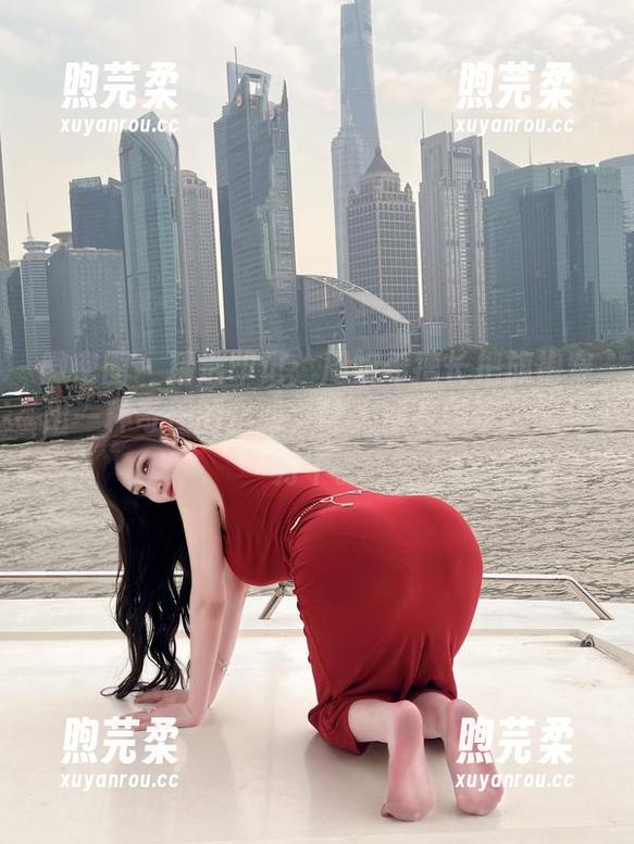 周妍希 微密圈 - 精选印记:周妍希擅长把旗袍穿出一种奇怪的优雅,让人停下脚步,思绪万千。