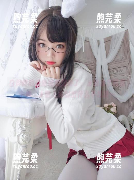 白烨烨 白烨烨的最新图包到货了,泳池水里的那个她,水面上反射出什么不敢说…