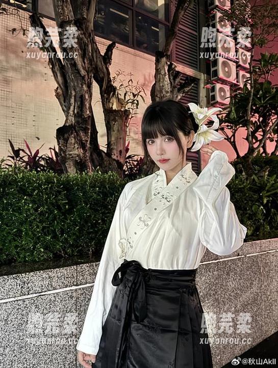 秋山AkI 只属于秋山AkI的亚丝娜:作品合集让人悄悄嗅到那股淡淡的暧昧!