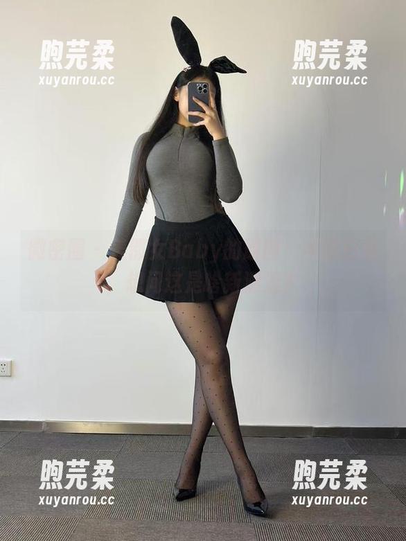美邵女Baby 微密圈 - 美邵女Baby的原图:半腿白丝,想问这是啥新潮流?