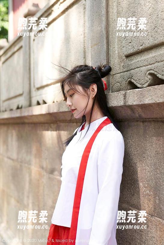 蜜桃社 - 户外随意私房图集：陌子Mandy挑战重力，结果……果然还是摔了一跤