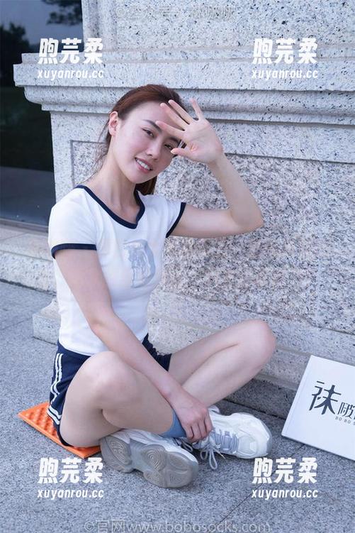 袜啵啵 - 厚白丝大腿袜原图，奶油最新出击，进入腿部舒适区，只羡猫能抓腿！