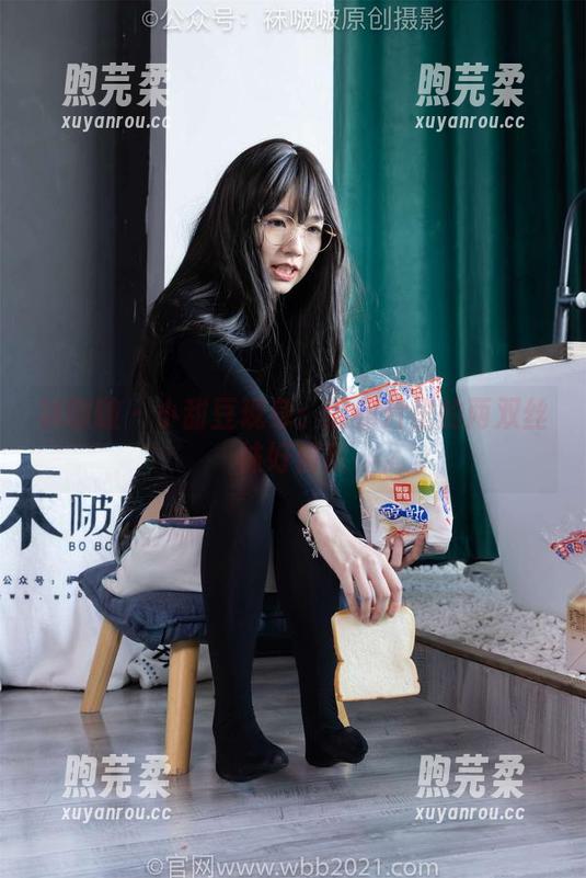 袜啵啵-小甜豆 袜啵啵 - 小甜豆现身:这照片里的两双丝袜好俏皮
